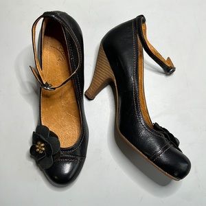 Anthropologie Vakeska Naya Leather, 8.5M ankle strap heels. Flower embellishment